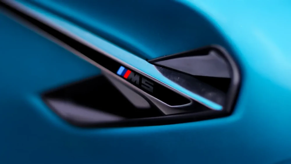 Extérieur automobile, gros plan sur aile latérale d'un véhicule de couleur bleu métallisé