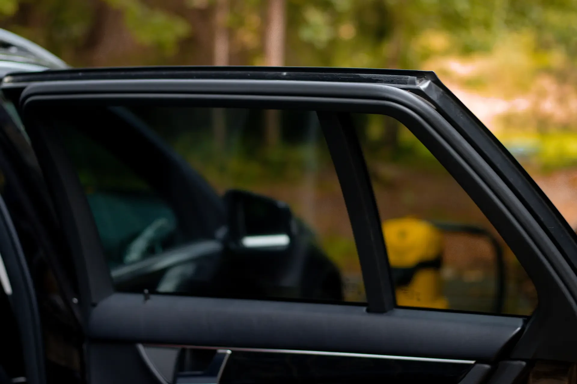 Intérieur de véhicule avec vue sur lac et montagnes