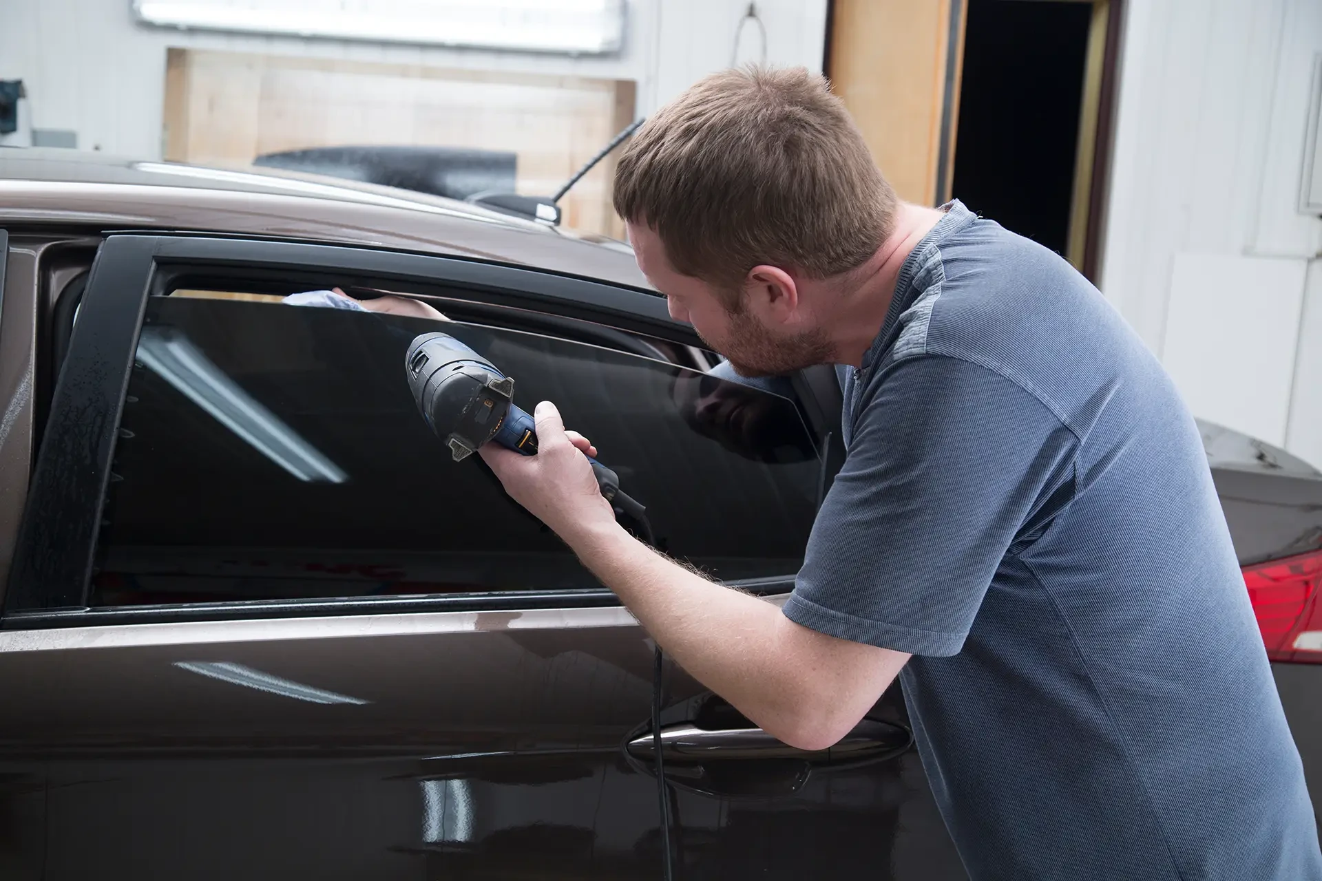 Des rouleaux de pellicule adhésive vinyle sont sur l'étagère du magasin