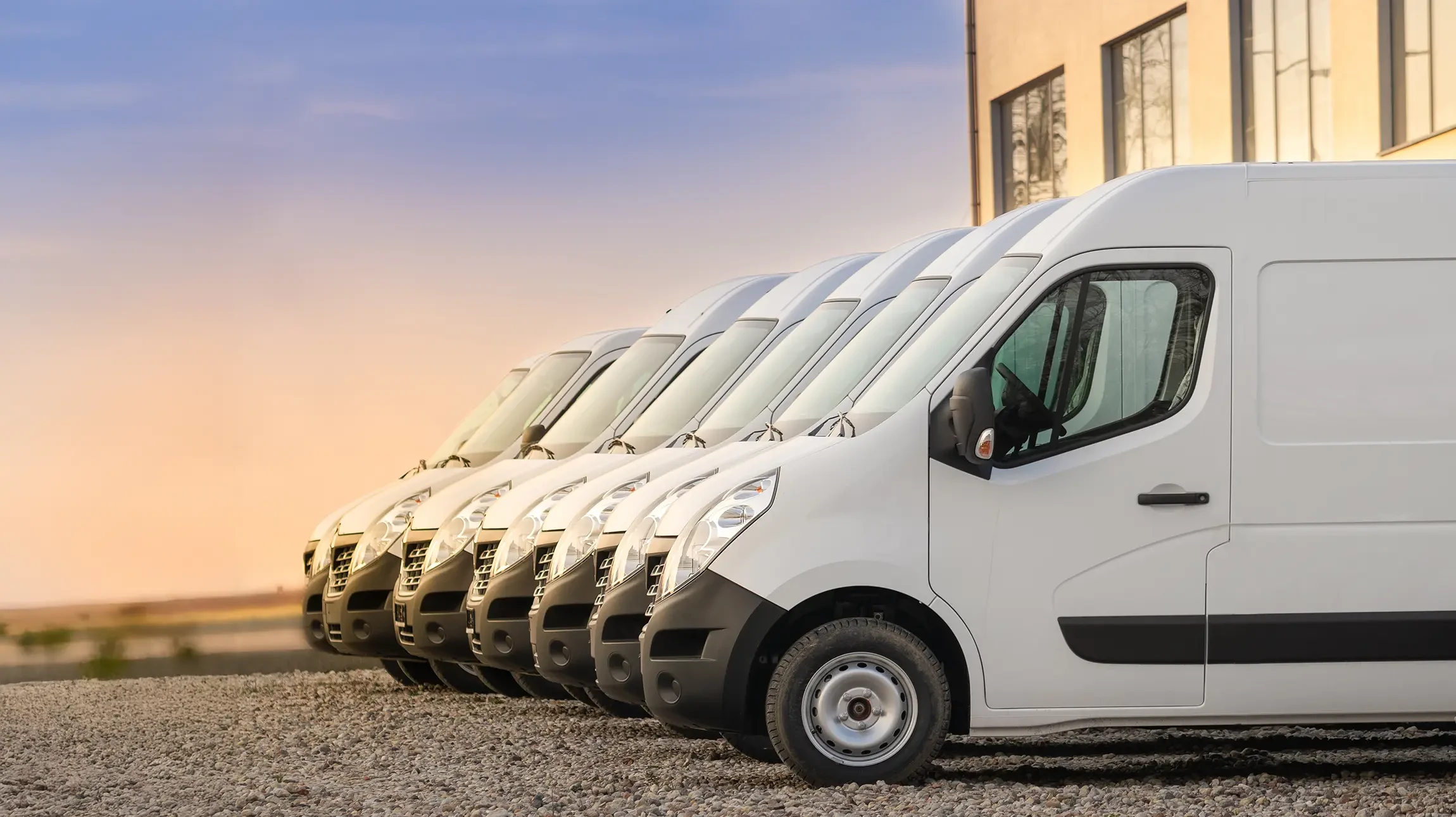 Image recadrée de la main du laveur de voiture lavant un savoureux rétroviseur de voiture de luxe rouge, tenant une éponge