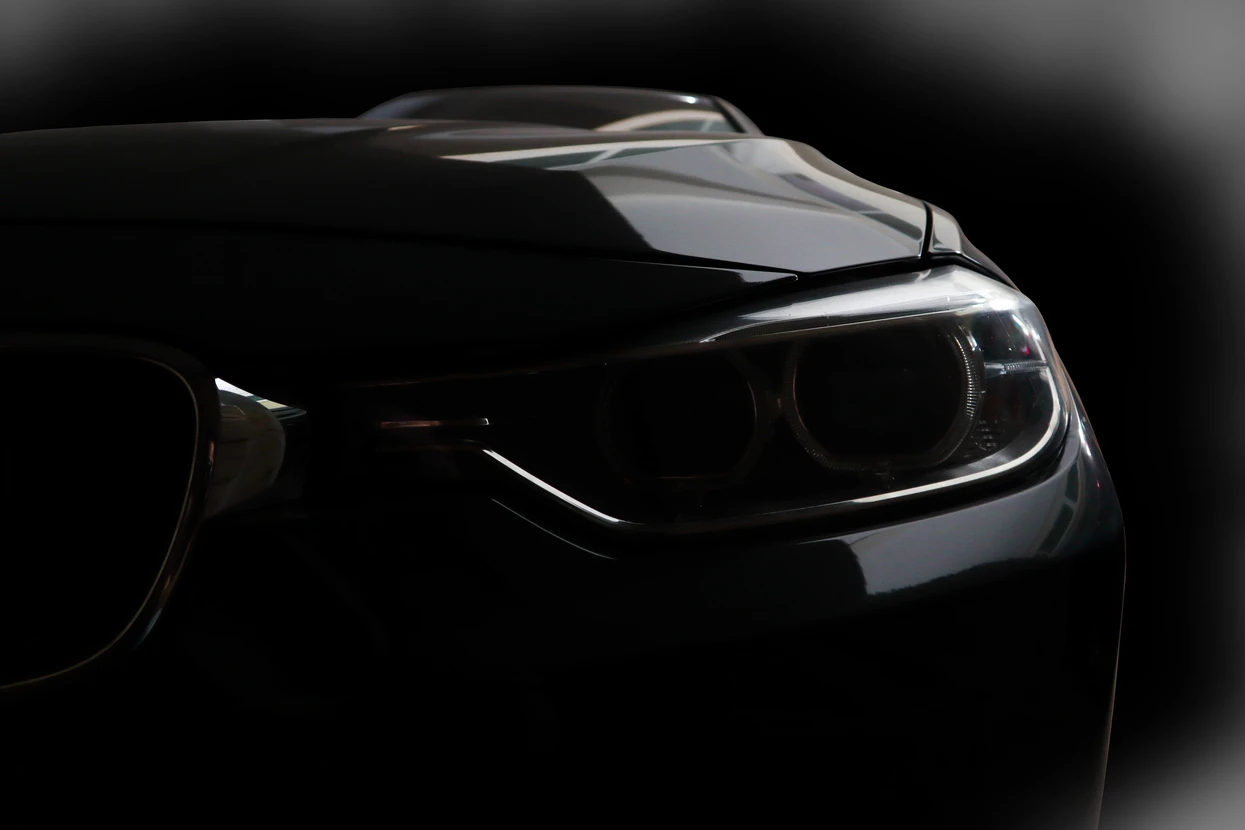 Intérieur automobile moderne avec main tenant chiffon microfibre jaune pour nettoyer tableau de bord