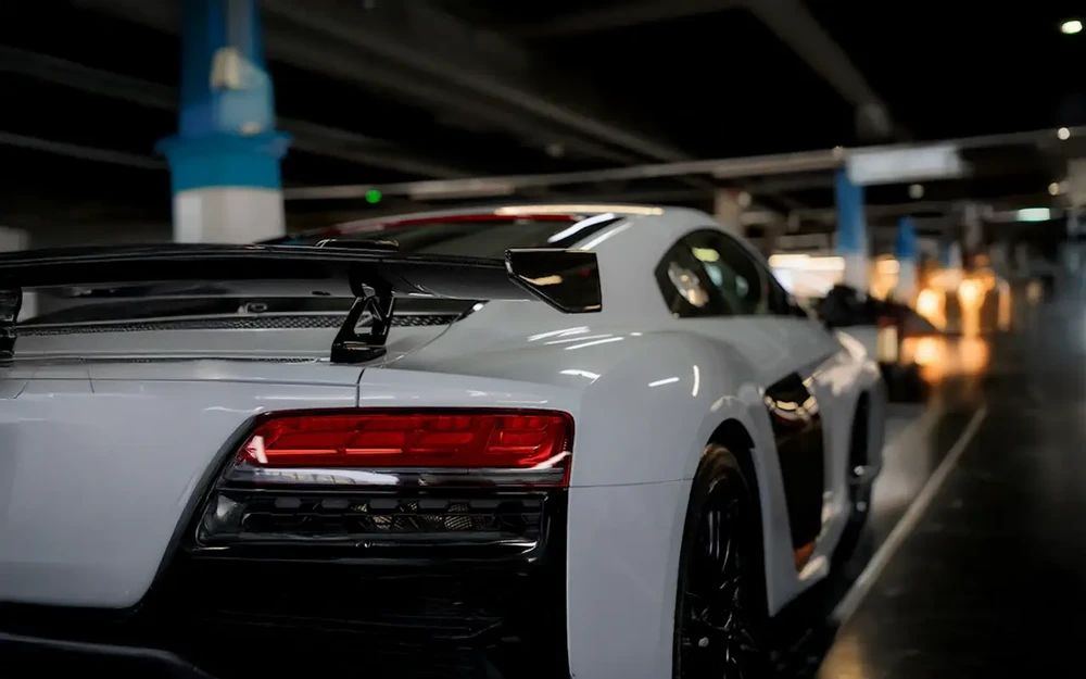 Intérieur moderne d'un showroom automobile avec éclairage tamisé et reflets dorés