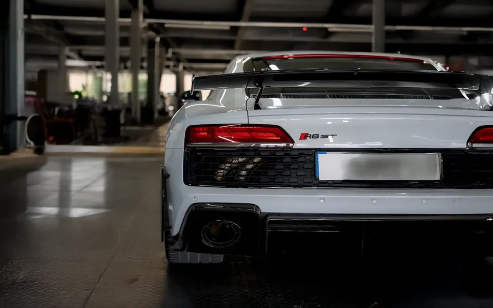 Intérieur d'un showroom automobile moderne avec éclairage tamisé rose et bleu