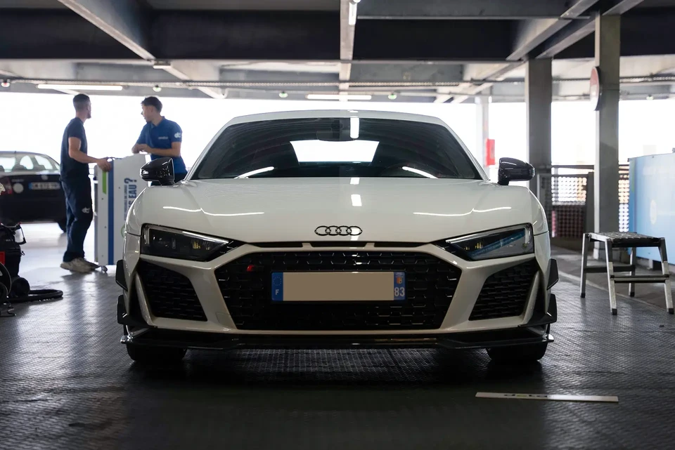 Détaillage de voiture ou lavage de voiture effectué à l'application d'un revêtement céramique sur la carrosserie de voiture rouge