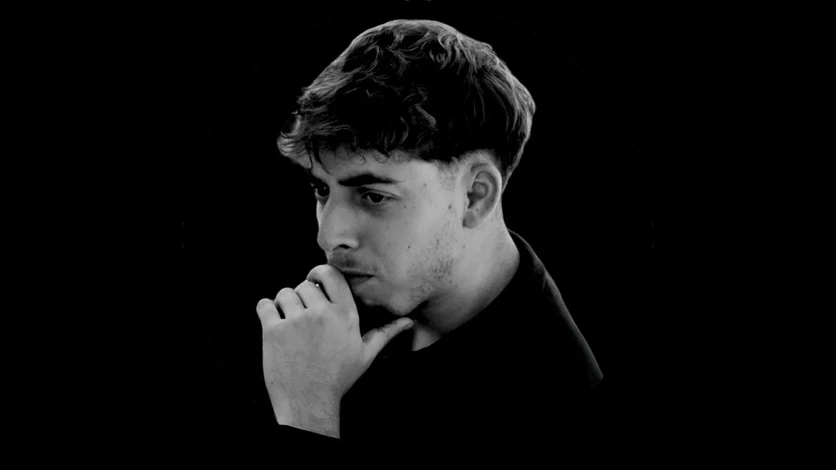 Mécanique travaille sur le moteur de la voiture dans le garage