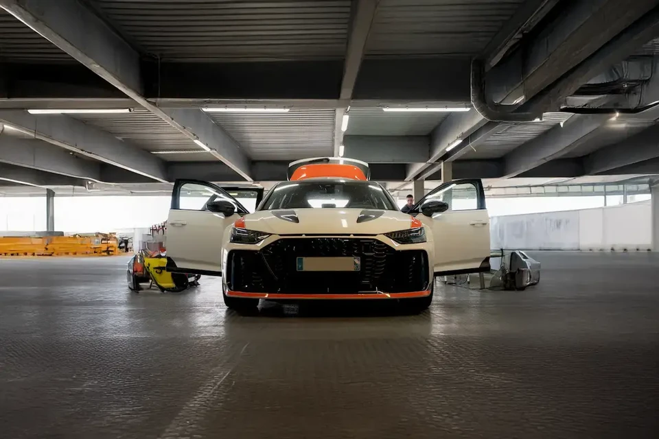 Détail de la voiture - l'homme tient la microfibre à la main et polit la voiture