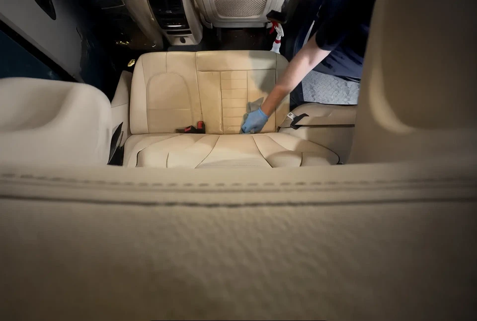 Pile de quatre chiffons microfibres colorés empilés sur fond blanc neutre